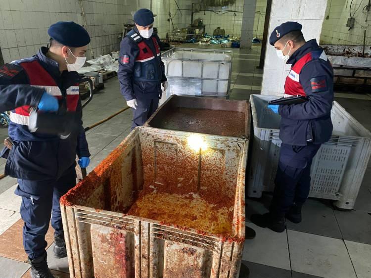 <p>Operasyon anı görüntülerinde pis kazanlarda ve havuzlarda bekletilen salçaların hali, kullanılan bozuk malzemelerin yerlerde poşet içerisinde beklemesi, duvarlardaki lekeler ve hayvan pisliklerinin hemen yanında üretilen salçalar dikkat çekti. </p>