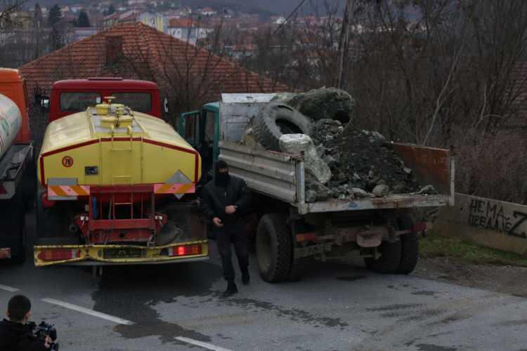 <p>Sırbistan Cumhurbaşkanı Aleksandar Vucic’in dün barikatların kaldırılmasına yönelik yaptığı çağrının ardından Kosova’nın kuzeyindeki barikatların kaldırılmasına başlandı.</p>

