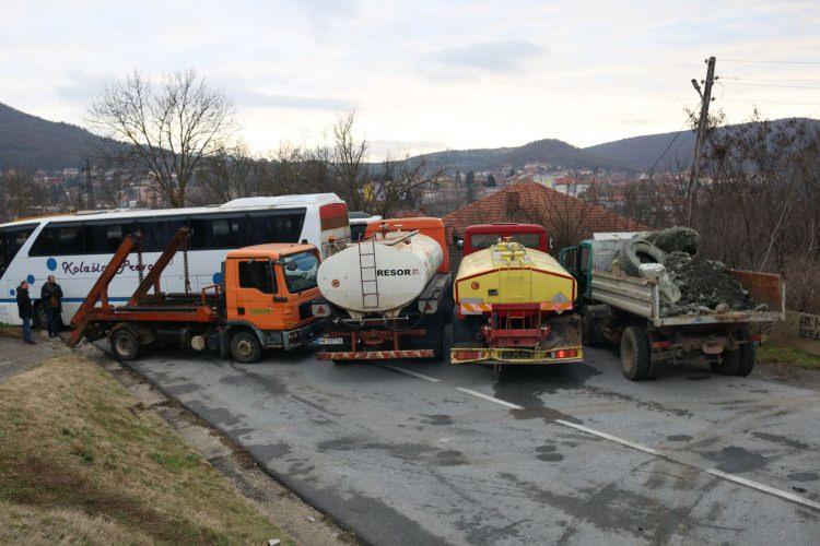 <p>10 Aralık’tan itibaren hareket etmeden duran barikatları oluşturan araçlardan bazılarının çalışmadığı gözlendi.</p>
