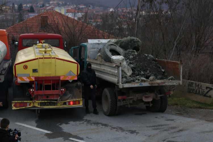 <p>Sırbistan Cumhurbaşkanı Vucic, Kosova'nın kuzeyinde eski Sırp polis memuru Dejan Pantiç’in tutuklamasına tepki olarak kurulan barikatların, tutukluluk kararının ev hapsine dönüştürülmesinden sonra kaldırılması yönünde çağrı yapmıştı.</p>
