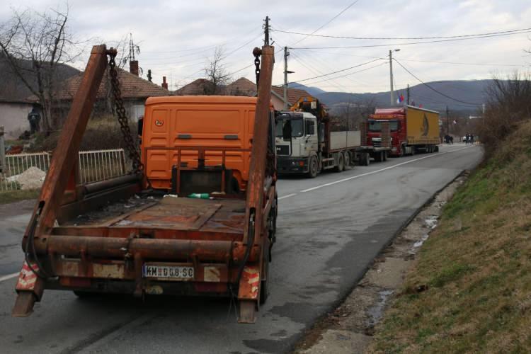 <p>Vucic, dün gece yaptığı açıklamada, Kosova'nın kuzeyindeki tüm barikatların kaldırılmasının 48 saati bulabileceğini bildirmişti.</p>