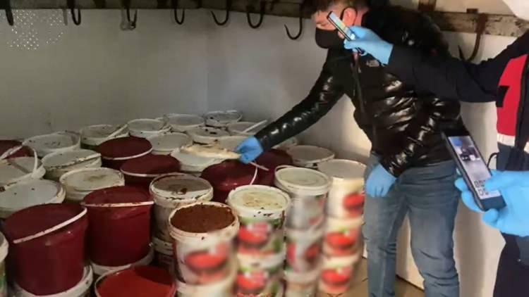 <p><strong>GIDA TERÖRÜ KARŞISINDA EKİPLER BİLE ŞAŞTI KALDI</strong></p>
<p> </p>
<p> </p>
<p>Operasyon anı kameralara yansırken, görüntülerde besi çiftliğinin eklentisinde yapılan salça üretimi jandarmayı bile şaşkınlık içerisinde bıraktı. </p>