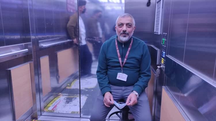 <p>Emekli olana kadar bu işi yapacağını ifade eden Erbay Demir, "Bursa’da Medical Park Hastanesinde asansör görevlisi olarak çalışıyorum. Burada 16 yıldır her gün 9 saat çalışıyorum. </p>