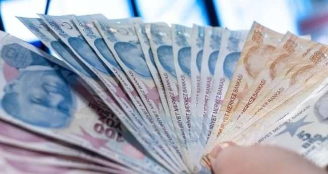 <p>Emeklilikte yaşa takılanlar (EYT) düzenlemesi heyecanla beklenirken, Sosyal Güvenlik Kurumu (SGK) farklı kurumlarda çalışanlar için hizmet birleştirmesi, borçlanması başta olmak üzere yoğun bir mesai yürütüyor.</p>