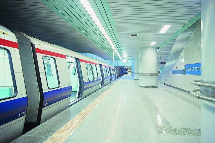 <p>Yıl boyunca unutulan 36 bin 913 eşyanın 6 bin 676'sı sahiplerine teslim edildi.</p>
<p>Metro İstanbul'un işletmesini yaptığı raylı sistem hatlarında unutulan eşya aynı gün kayıp eşya ofislerine gönderilerek dijital ortamda arşivleniyor. Eşyasını unutan İstanbulluların ALO 153'ü araması ya da istasyonlarda bulunan görevli personel ile iletişime geçmesi gerekiyor. Başvuran kişinin, eşyanın sahibi olduğu teyit edildikten sonra kayıp eşya, sahibine veriliyor.</p>