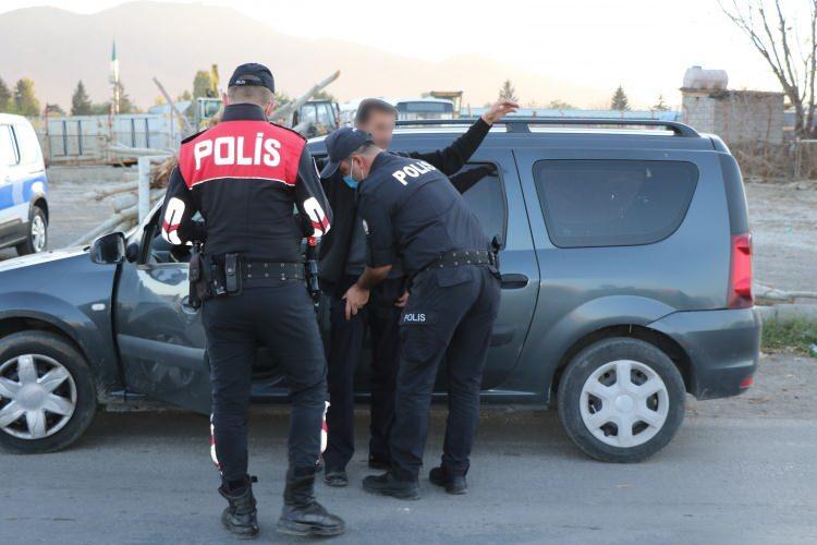 <p>Düzensiz göç/göçmen kaçakçılığı ile mücadele amacıyla pasaport/pasaport yerine geçen belge veya yol izin belgesi olmadan seyahat eden yabancılara yönelik kontroller sıkılaştırılacak.</p>
<p>Denize kıyısı olan illerde başta Sahil Güvenlik Komutanlığı birimleri ve diğer kolluk kuvvetleri ile birlikte göçmen kaçakçılığı ve yasa dışı faaliyetlere yönelik alınan caydırıcı ve etkin tedbirler sürdürülecek.</p>