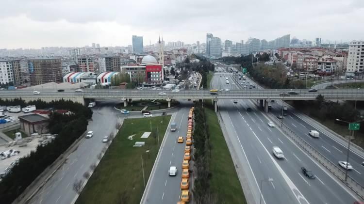 <p>1 Ocak 2023 tarihinden geçerli olarak yeni tarifiler için, taksimetrelerini güncellemek isteyen taksi şoförleri, Bağcılar'daki bir firmaya sabah erken saatlerden itibaren gelmeye başladı. </p>
