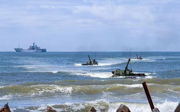 <p>Tayvan Savunma Bakanlığı, dün akşamdan bugün sabah saatlerine dek Ada çevresinde Çin'e ait 71 askeri hava aracı ve 7 savaş gemisinin görüldüğünü bildirdi.</p>
