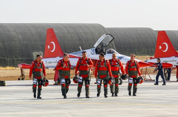 <p>Milli Savunma Bakanlığı (MSB),Hava Kuvvetleri Komutanlığının akrobasi timi Türk Yıldızları yaklaşık 30 yıldır nefes kesen gösterileriyle ay yıldızlı bayrağı göklerde dalgalandırıyor.</p>
