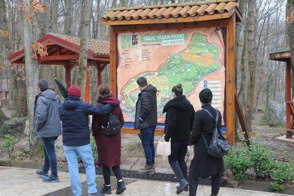 <p>Kocaeli'nin Kartepe ilçesindeki Ormanya Doğal Yaşam Parkı'nı, yeni yılın ilk gününde 25 binin üzerinde kişi ziyaret etti. </p>