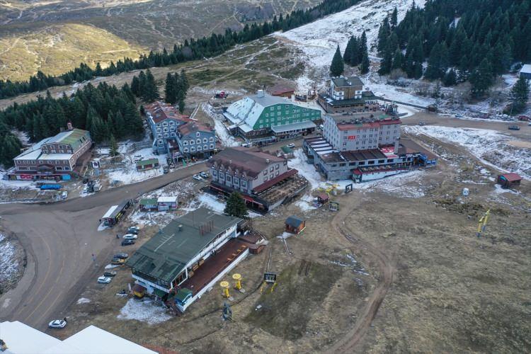 <p><strong>"İlk defa böyle bir yılbaşı geçireceğiz"</strong></p>

<p>Otel müdürü Tekin Demir, geçmiş yıllara nazaran yılbaşının kar olmaması nedeniyle sönük geçeceğini ifade etti. Uludağ'ın "mıknatısı"nın kar olduğunu ve yoğun taleplerin bu dönemlerde geldiğini vurgulayan Demir, şunları kaydetti: "İlk defa böyle bir yılbaşı geçireceğiz. Bu durum Uludağ'ın boş olacağı anlamına gelmiyor. Tesislerde çeşitli etkinliklerde misafirlerimize şölen havasında bir tatil yaptıracağız. Kar olmasa da biz yılbaşında programlarımızı yapacağız. Uludağ Türkiye'de kayak denince ilk akla gelen noktalardandır. Bunun bir imajı ve lokasyon avantajı da vardır. Biz bütün hazırlıklarımızı coşkuyla hazırladık. Biraz karın olmaması etkileyecek olsa da bütün heyecanıyla programlar olacak. Misafir sayıları istediğimiz oranda değil ama her otelde bir konser olacak. Dışarıda havai fişek gösterileri olacak, meydanlarda yılbaşı heyecanı yaşanacak."</p>
