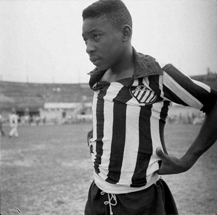 <p>Küçük yaşlarda kafelerde garson olarak çalışan, belli yaşa kadar bir futbol topu dahi bulunmayan Pele, yeşil sahalara ilk adımını, Bauru Athletic Club ile attı ve Sao Paulo Gençler Eyalet Şampiyonası`nda 1954-1956 yıllarında üst üste 3 kez şampiyonluk yaşadı.</p>

<p>Genç takımdaki antrenörü Waldemar de Brito tarafından Santos Kulübüne denenmeye götürülen Pele`nin başarılarla dolu kariyeri, 1956`da burada ilk profesyonel sözleşmesini imzalayarak başladı.</p>
