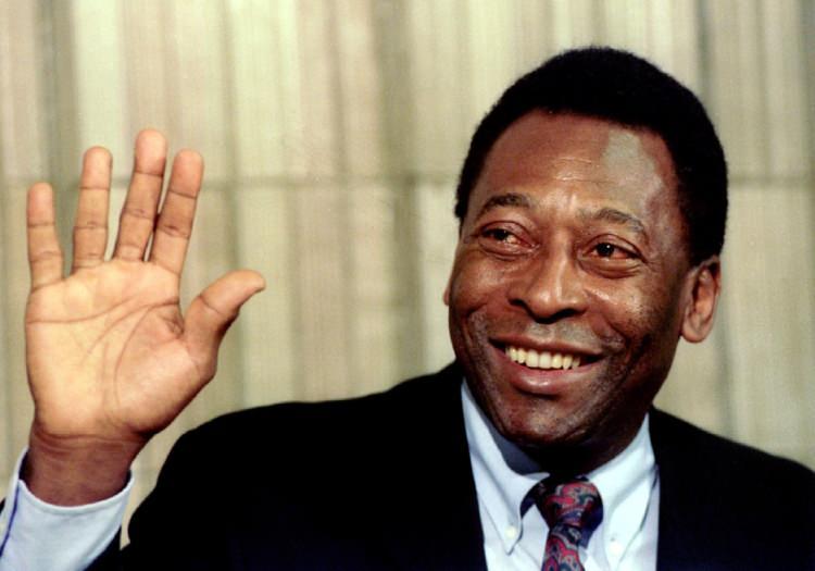<p>"Siyah İnci", "Futbolun Kralı", "Kral Pele" gibi lakaplar takılan efsane futbolcu, bin gol barajını aşan oyunculardan biri oldu. Pele, 1363 maçlık kariyerine 1279 gol sığdırarak Guinness Rekorlar Kitabı`na girdi.</p>
