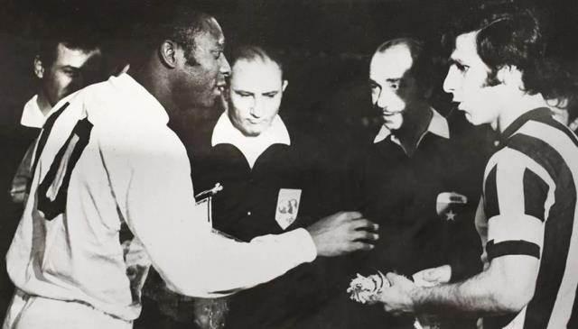 <p>FENERBAHÇE DETAYI</p>
<p><br />
82 yaşında hayatını kaybeden efsane futbolcu Pele, başarılarla dolu futbolculuk kariyerinde Türk takımlarından sadece Fenerbahçe'ye rakip olmuştu. Pele'nin formasını giydiği Santos, 1972 yılında İnönü Stadı'nda oynanan maçta sarı-lacivertlileri 6-1 yendi.</p>
<p>Pele maçın 35. dakikasında ağları havalandırdı</p>