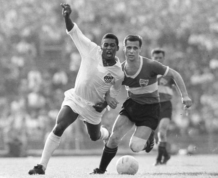 <p>Pele 6 kez bir maçta 5'er gol kaydetti. 30 maçta da 4'er gol kaydeden "Siyah İnci" tam 92 maçta da hat-trick yaptı.</p>