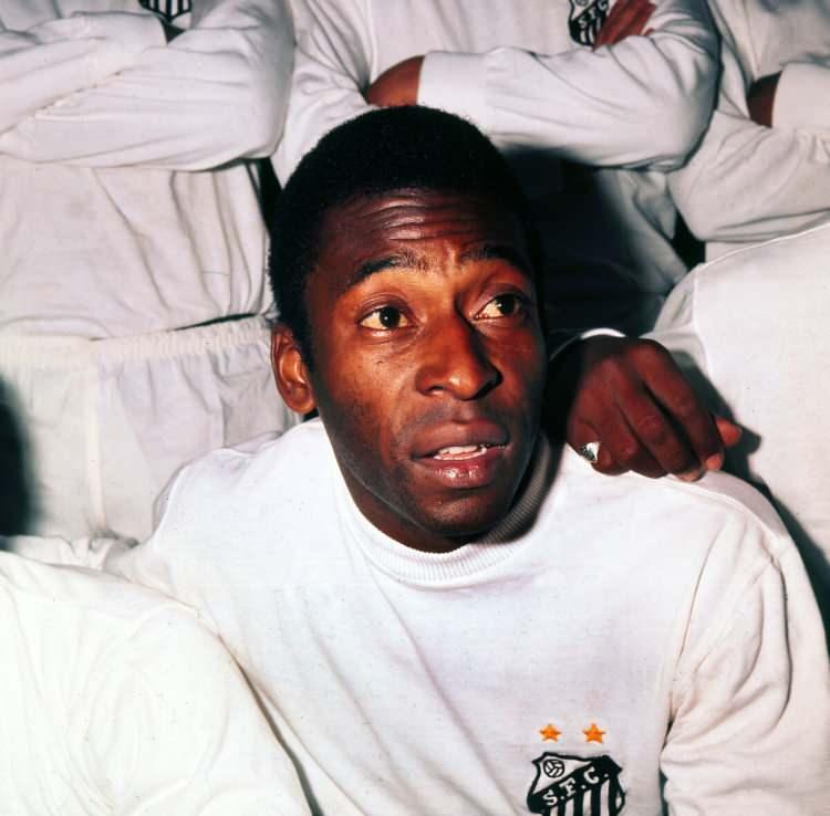 <p>1969'da Kolombiya'da yapılan maçta Pele hakemle girdiği tartışmanın ardından oyundan atıldı. Ancak Pele oyuna hemen geri alındı çünkü polis olayların çıkmasından korkmuştu. Bu olayın üzerine hakem oyunu terk etti.</p>
