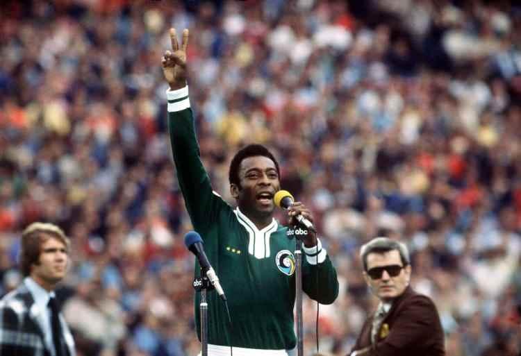 <p>1999'da Uluslararası Olimpiyat Komitesi, hiçbir Olimpiyat'ta yer almamış olmasına rağmen Pele'yi "Yüzyılın Atleti" seçti.</p>