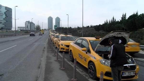 <p>İstanbul’da taksi açılış ücretine yapılan zammın ardından taksi şoförleri yeni tarifeye uygun olarak taksimetrelerini güncellemek için belirlenen noktalarda kuyruk oluşturdu.</p>
