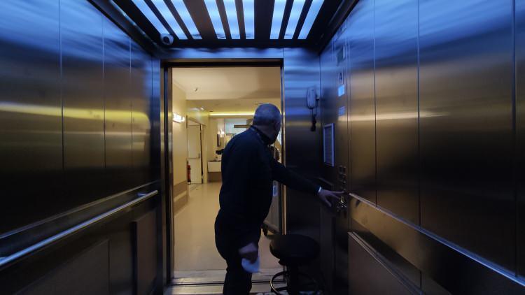 <p>Bursa’da bulunan Medical Park Hastanesinde çalışan Erbay Demir, asansör görevlisi olarak her gün asansörle hastaları taşıyor. </p>

