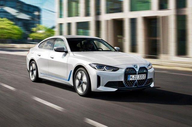 <p><strong>BMW i4</strong></p>
<p>Markanın elektrikli modeli, eDrive 40 versiyonunda 335 beygir güç ve 430 Nm tork üretiyor. BMW'nin bu versiyon için belirttiği menzil değeri ise 480 km.</p>