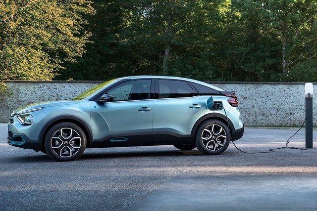 <p><strong>CITROEN E-C4 </strong></p>
<p>2022 yılının ilk çeyreğinde Türkiye’de satışa sunulacak elektrikli otomobil, 100 kW (136HP) güç üretiyor. Araç toplamda 350 kilometre sürüş menzili sunuyor.</p>