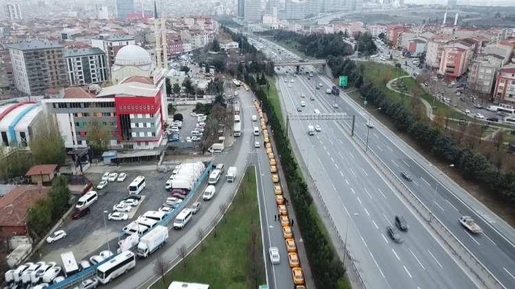 <p>Taksimetrelerini zamlı tarifelerle güncelletmek için gelen taksiciler, uzun kuyruklar oluşturdu. Taksimetreler yeni zam oranlarına göre güncellenerek, mühürlendi. </p>
