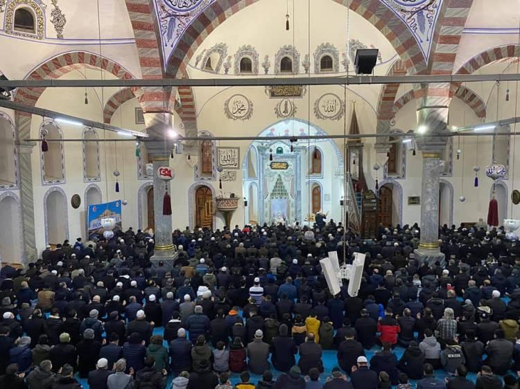 <p>KÜTAHYA ULU CAMİİ'NDE YOĞUN KATILIM</p>
