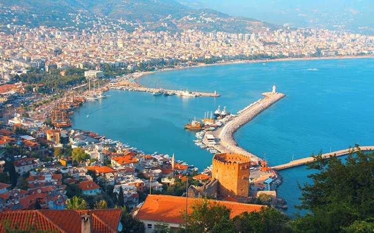 <p>Pandemi ve savaş nedeni ile ger&ccedil;ekleşen fiyat artışları İtalya ve İspanya'da kayıplara yol a&ccedil;arken, turistlerin &ouml;nemli bir kısmı rotasını bu &uuml;lkelerden T&uuml;rkiye, Yunanistan ve Portekiz'e &ccedil;evirdi.</p>
