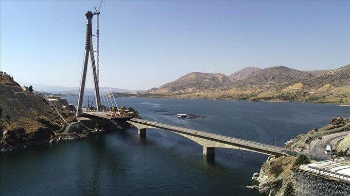 <p>Yapımı, tasarımı ve kontrolünde yerli ve milli kaynaklar kullanılan, Türk mühendisleri ve işçileri tarafından inşa edilen köprü ve tünel, güzergahtaki virajlı ve heyelan riski oluşturan yolları ortadan kaldırarak ulaşımda güvenliği artırdı.</p>