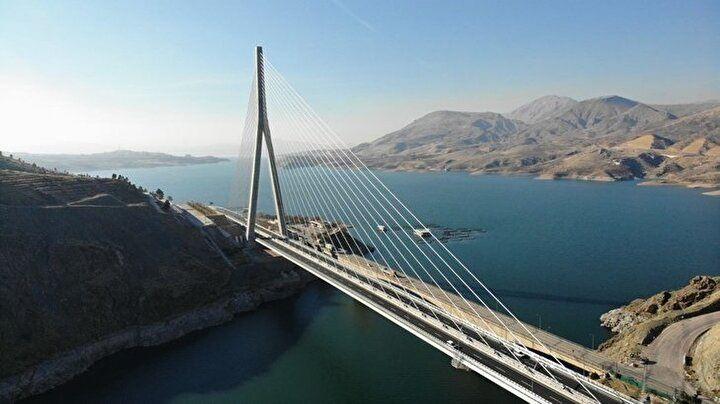<p>Köprü ve tünelin hizmete girmesiyle D-300 Devlet Yolu'nun ulaşım standardı artırılarak konforlu seyahat imkanı tesis edildi.<br />
<br />
Elazığ ve Malatya havalimanları ile bütünleşerek, ulusal ve uluslararası bağlantıların parçası olan köprü ve tünel, aynı zamanda iç ve dış turizm sirkülasyonunun sağlanmasıyla bölgenin sosyal ve ekonomik gelişimine katkı sağladı.</p>