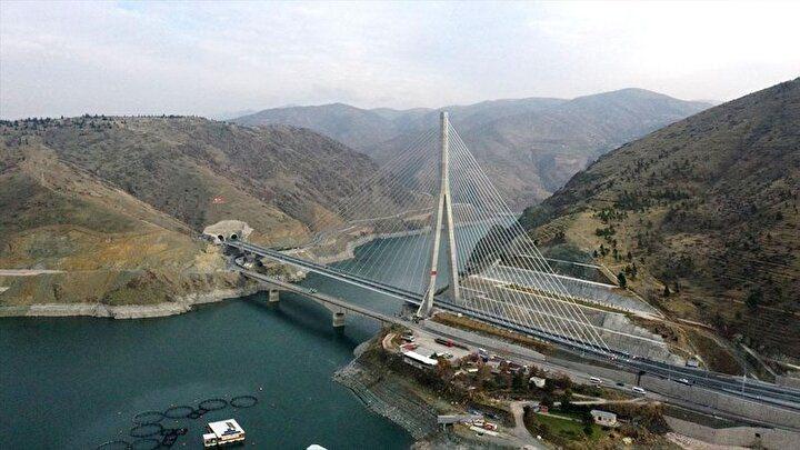 <p><strong>1 YILDA 14 MİLYON LİRA TASARRUF</strong><br />
<br />
Hızlı ve güvenli trafik akışı ile önemli turizm ve ticaret merkezlerine ulaşımda kolaylık sağlayan Kömürhan Köprüsü ve Tüneli'nden bugüne kadar 3 milyon araç geçiş yaptı.<br />
<br />
Mevcut mesafeyi 1 kilometre kısaltan proje ile zamandan 9,3 milyon, akaryakıttan 4,7 milyon lira olmak üzere yıllık 14 milyon lira tasarruf edildi.</p>