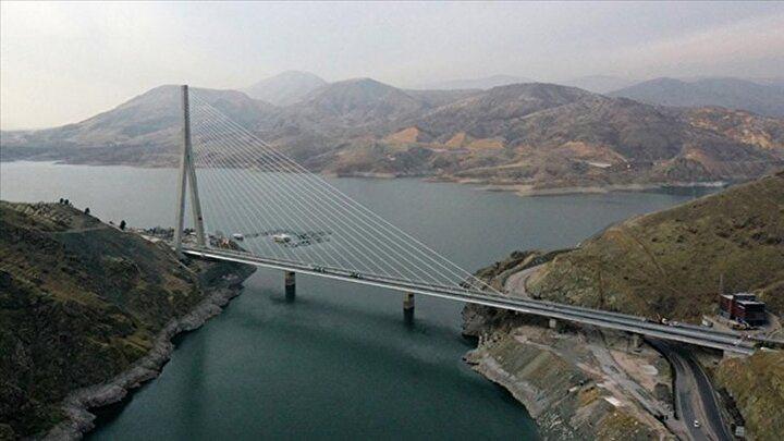 <p><strong>"ÇOK GÜZEL BİR HİZMET"</strong><br />
<br />
Tır şoförü Turan Sabancı ise yeni köprü ve tünelin, ulaşımda sağladığı konforun yanında modern ve teknolojik yapısıyla bir ülkenin ulaşımdaki gücünü göstermesi açısından da gurur verici olduğunu dile getirdi.<br />
<br />
Ülkenin her neresinde olursa olsun böylesine büyük eserleri ve hizmetleri görmenin mutluluk verici olduğunu aktaran Sabancı, şöyle konuştu:</p>