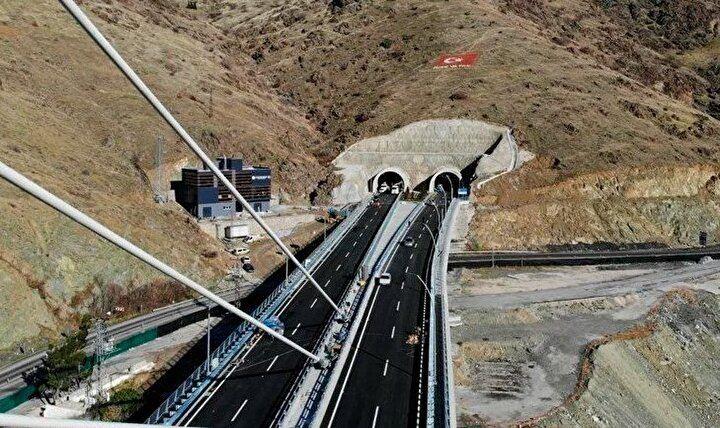 <p>"Daha önce virajlı yollardan gidiyorduk, sıkıntı yaşıyorduk. Şimdi köprüden girdiğin zaman direkt karşıdan çıkıyorsun, tünelden girdiğin zaman Malatya'ya geçiyorsun. Çok güzel bir hizmet. Batıyı doğuya, doğuyu batıya bağlayan güzergahta güzel bir tünel ve köprü. Allah devletimizden razı olsun böyle bir hizmette bulunduğu için."</p>