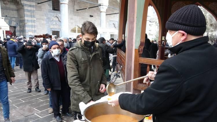 <p>Diyanet İşleri Başkanı Ali Erbaş’ın “Ailece camide, milletçe duadayız” diye duyuru yapması üzerine sabah saatlerinde vatandaşlar, ailece camilere akın etti. Tokat Ali Paşa Camii'ni dolduran vatandaşlar, yeni yılın ilk sabah namazını cemaatle eda etmenin hazzını yaşadı. Namazın ardından dualar edildi, salavatlar ve tekbirler getirildi. Cami avlusunda vatandaşlara çorba ve simit ikramı yapıldı.</p>