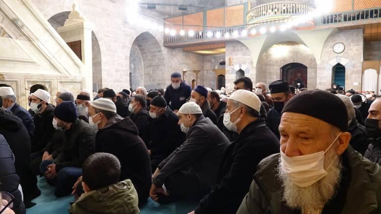 <p>Tokat’ta yeni yılın ilk sabah namazını kılmak isteyen vatandaşlar Ali Paşa Camii'ne adeta akın etti.</p>