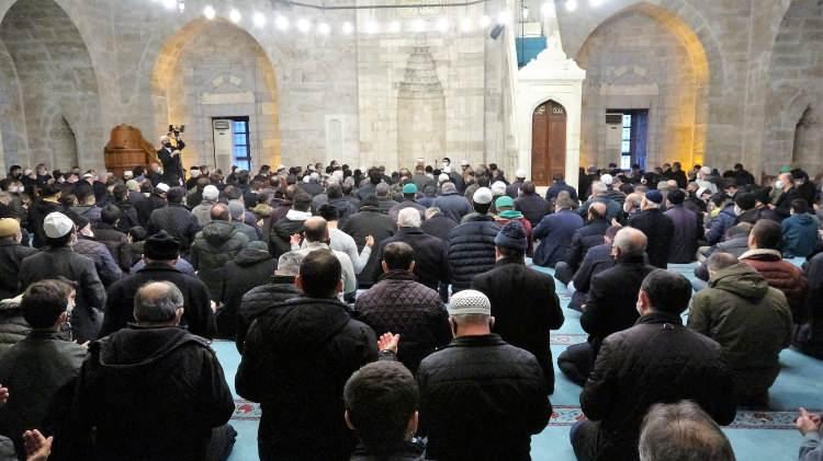 <p>İl Müftüsü Abdullah Pamuklu, sabah namazına vatandaşların teveccüh gösterdiğini ifade ederek, “İnsanlarımız pandemiden dolayı bu tür etkinliklere susamış. İnsanlarımız camilerimize sığmadı. Rabbim bu güzel hizmetlerimizi daim eylesin” dedi.</p>
