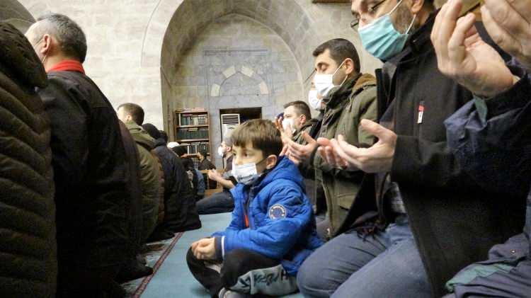 <p>Tokat Ülkü Ocakları Başkanı Oğuzhan Yay, yeni yılın Türk İslam alemine hayırlara vesile olmasını Cenab-ı Hakk'tan niyaz ederek, “Bizler ülkü ocakları olarak her günü hayırla yad etmenin gerektiğini düşünüyoruz. Bugün buna da sabah namazını kılarak başladık. Aynı zamanda cami cemaatinin de bu şekilde kalabalık olması birliğimizin, dirliğimizin en büyük göstergesidir. Bununla kıvanç duyuyoruz” diye konuştu.</p>