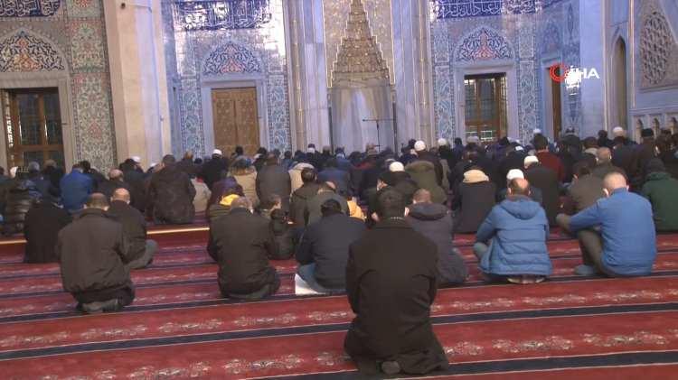 <p>KOCATEPE CAMİİ’NDE YENİ YILIN İLK NAMAZI KILINDI</p>
