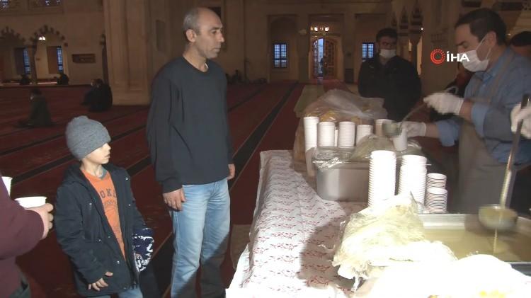 <p>Namaz sonrası vatandaşlara çorba ikram edildi.</p>