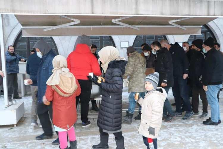 <p>Diyanet İşleri Başkanlığı tarafından düzenlenen “Ailece Camide, Milletçe Duadayız” programı kapsamında Sivas’ta da binlerce kişi yeni yılın ilk gününde Ulu Cami’de sabah namazında buluştu.<br />
İl Müftülüğünce düzenlenen program Fetih Suresinin okunmasıyla başladı.</p>