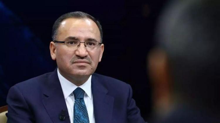 <p>Abdulhamit Gül, Adalet Bakanlığı görevinden affını talep etti, yerine Bekir Bozdağ atandı.</p>
