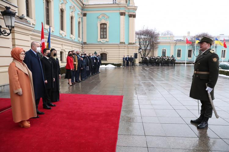 <p>Cumhurbaşkanı Erdoğan, Rusya-Ukrayna krizinin yaşandığı şubat ayı başında, Ukrayna'yı ziyaret ederek, iki ülke arasında barışın sağlanması için arabuluculuk teklifinde bulundu.</p>