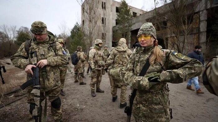<p>Erdoğan'ın diyalog çağrıları sürerken, iki ülke arasındaki krizin boyutu, 24 Şubat'ta Rusya Devlet Başkanı Putin'in Ukrayna'nın doğusundaki Donbas'a özel askeri operasyon başlattıklarını duyurmasıyla değişti.</p>
