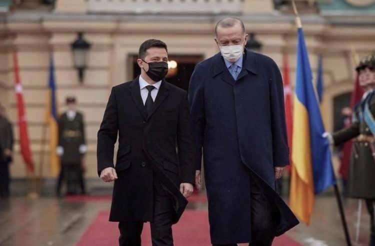 <p>Mart ayı boyunca sürdürdüğü temaslarında, barış atmosferi oluşturma çağrısında bulunan Erdoğan, Ukrayna Devlet Başkanı Zelenskiy ile Rusya Devlet Başkanı Putin'i bir araya getirme ve bu buluşmaya Türkiye olarak ev sahipliği yapma önerisinde bulundu.</p>