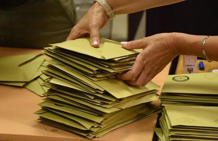 <p>Resmi Gazete'de yayımlanan Milletvekili Seçimi Kanunu ile Bazı Kanunlarda Değişiklik Yapılmasına Dair Kanun ile seçimlerde yüzde 10 olarak uygulanan ülke seçim barajı yüzde 7'ye indirildi.</p>
