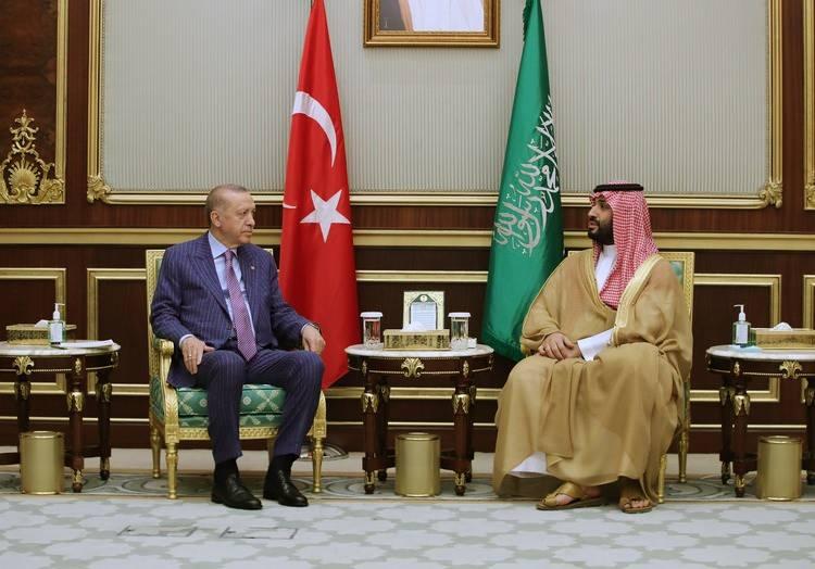 <p>Cumhurbaşkanı Erdoğan, Kral Selman bin Abdülaziz Al Suud'un davetlisi olarak Suudi Arabistan'da Veliaht Prens Selman ile bir araya geldi.</p>
