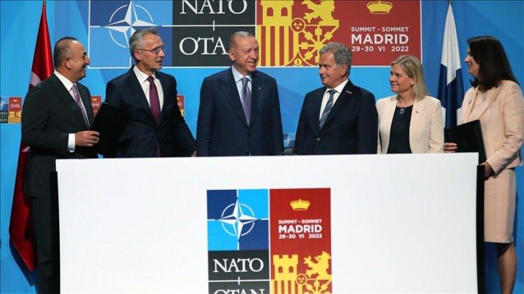 <p>İsveç ve Finlandiya'nın NATO üyeliği başvurusu ve bu başvuruya Türkiye'nin itirazları sonuç verdi. Cumhurbaşkanı Erdoğan'ın, "terör hassasiyetini" diplomatik yollarla NATO üyesi ülkelere aktarmasının ardından haziran sonunda Madrid'de düzenlenen NATO Liderler Zirvesi'nde, Türkiye, İsveç ve Finlandiya arasında üçlü muhtıra imzalandı.</p>
