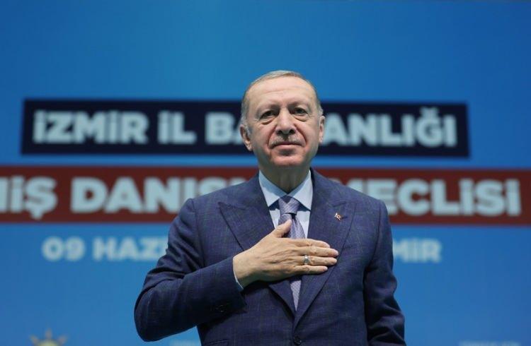 <p>Türkiye'nin, küresel gıda krizinin önüne geçmek amacıyla Ukrayna tahılının Karadeniz üzerinden ihracına yönelik tahıl koridoru için diplomatik girişimler yürüttüğü haziranda, Cumhurbaşkanı Erdoğan, partisinin İzmir İl Danışma Meclisi Toplantısı'nda Cumhur İttifakı'nın adayı olduğunu açıkladı.</p>