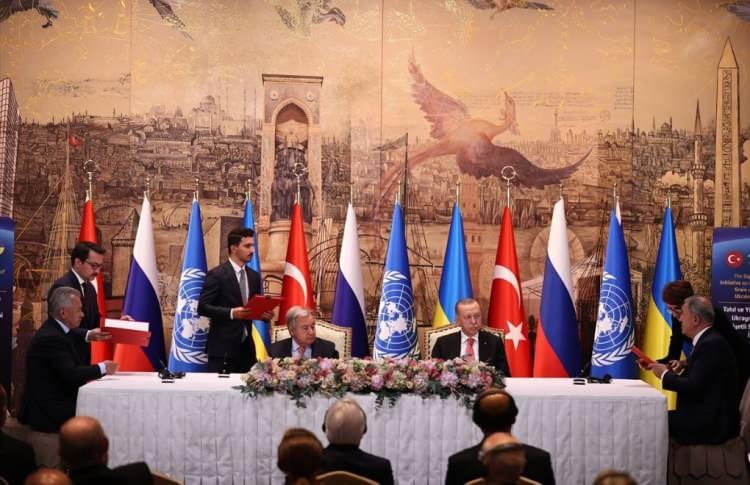 <p>Türkiye'nin, Ukrayna'dan tahıl koridoru için yürüttüğü diplomatik girişimlerden sonuç alındı. Türkiye, Rusya, Ukrayna ve Birleşmiş Milletler arasında "Tahıl ve Yiyecek Maddelerinin Ukrayna Limanlarından Emniyetli Sevki Girişimi Belgesi" imzalandı, tahıl ürünlerinin Ukrayna'dan emniyetli şekilde sevki için İstanbul'da oluşturulan Müşterek Koordinasyon Merkezi açıldı.</p>