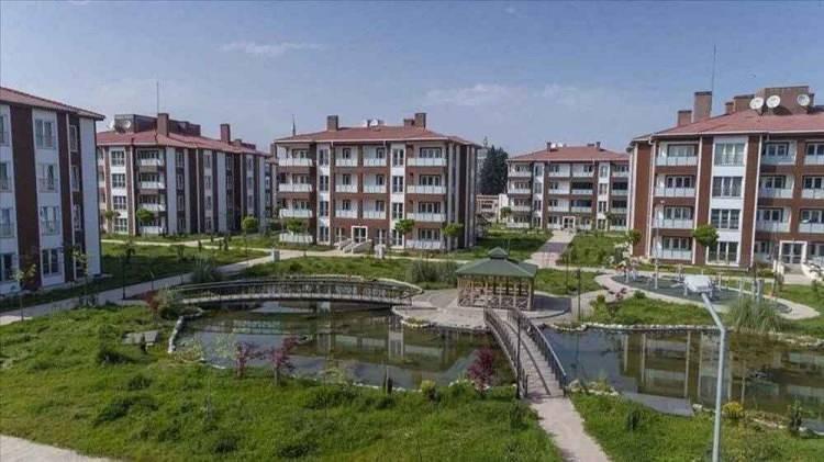 <p>Cumhurbaşkanı Erdoğan, Cumhuriyet tarihinin en büyük sosyal konut projesinin başlatılacağını, vatandaşların kira öder gibi taksitlerle ev sahibi olacağını açıkladı.</p>